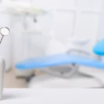 Jak dentysta wyrywa zęba
